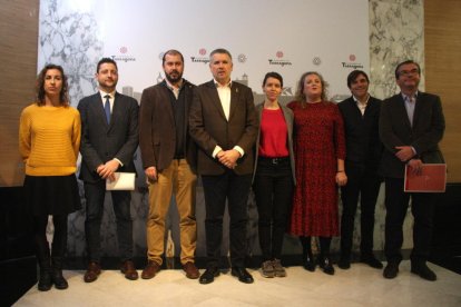 Los portavoces de los grupos municipales del Ayuntamiento de Tarragona, en la doble declaración institucional.