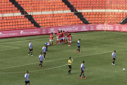 Els jugadors del Nàstic celebren el primer gol de la tarda.