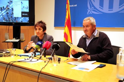 El delegado del Gobierno en las Terres de l'Ebre, Xavier Pallarès, junto con la secretaria de Hacienda, Marta Espasa.