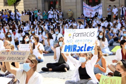 Concentració dels MIR a la plaça de Sant Jaume de Barcelona en la tercera jornada de vaga per reclamar millores formatives i laborals