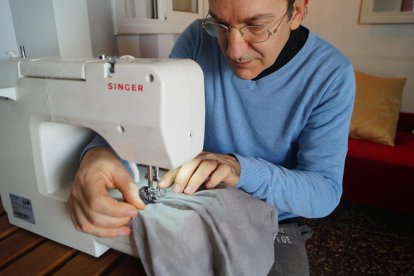 Antonio Cabrejas està preparat per si algú li envia material per a poder fabricar mascaretes.