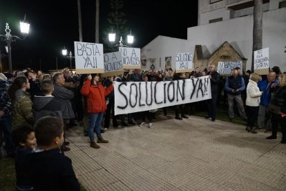 Los vecinos concentrados delante de las puertas del Ayuntamiento de Roda de Berà.