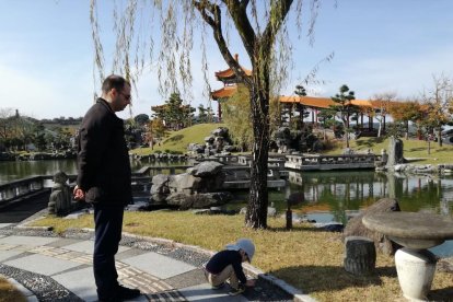 Tomàs Forteza, a Tottori (Japó) amb el seu fill en un parc de la localitat.