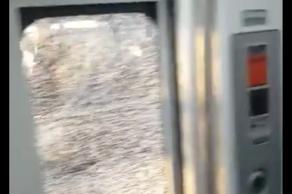 Captura de imagen de un vídeo que muestra el destrozo hecho dentro del tren.