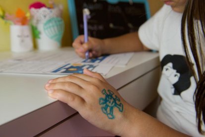 Una niña haciendo deberes en casa.