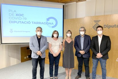 La presidenta de la Diputació de Tarragona, Noemí Llauradó, acompanyada dels portaveus dels grups polítics.