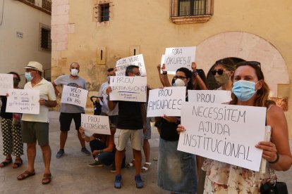 Los vecinos afectados acudió ayer en las puertas del plenario para mostrar su impotencia durante el pleno.