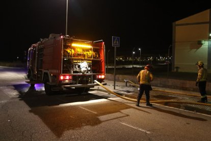 El foc es va originar al carrer Tretze de Tarragona i van desplaçar-se fins a cinc dotacions.