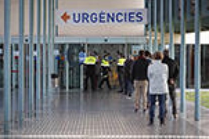 Diversos usuaris fent cua a les portes d'Urgències a l'Hospital del Mar de Barcelona.