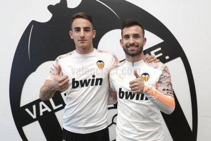 Pol Valentín ya viste la camiseta del Valencia Mestalla junto con Sebas Moyano, otro fichaje.