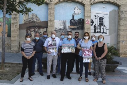 Representantes vecinales con los carteles de la campaña.