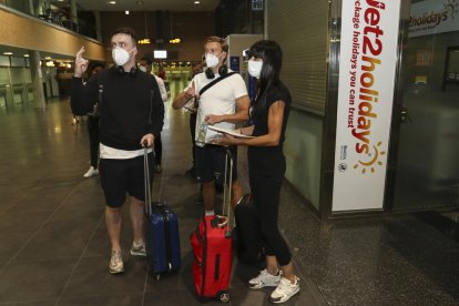 Un grupo de jóvenes que llegaron ayer al Aeropuerto de Reus en un avión procedente de East Midlands.