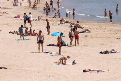 Personas tomando el sol en la playa de la Arrabassada de Tarragona.