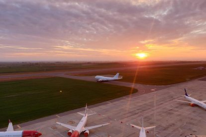 El avión Jumbo Jet a punto de entrar en la pista del Aeropuerto de Lleida-Alguaire.