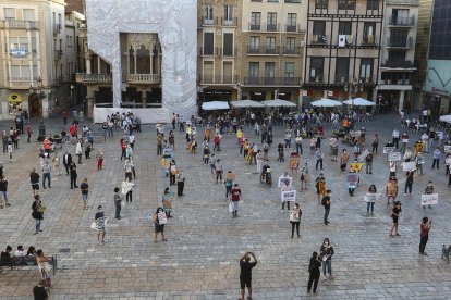 Los asistentes llevaban pancartas individuales y se situaron en espacios marcados al suelo.