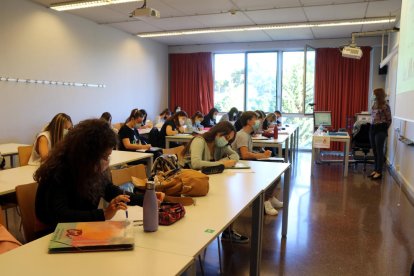 Alumnos dando clase con mascarilla en un aula del Campus Catalunya de la URV en el primer día del curso 2020-2021.