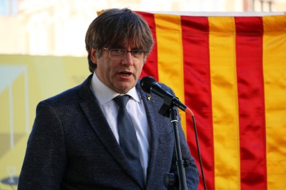 L'expresident Carles Puigdemont fent un discurs durant un acte de celebració de la Diada a Anvers.