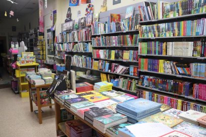 El interior de la librería Adserà, cerrada al público a causa del confinamiento.