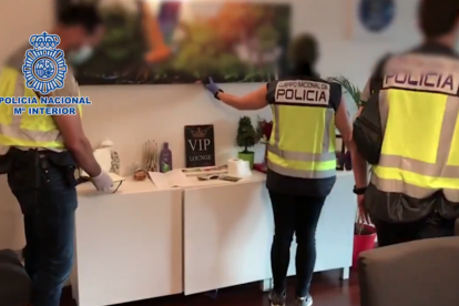 Los agentes de la Policía Nacional en el interior del piso que habitaba el detenido.