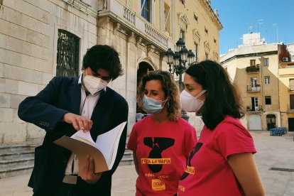 Las cupaires, que son acusación popular, celebran que la plana mayor del PSC en Tarragona irá a juicio.