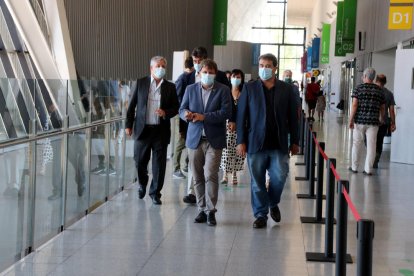 El director del CatSalut, Adrià Comella, recorriendo el hospital Sant Joan de Reus.