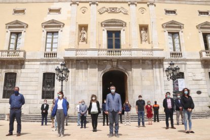 Los consejeros y trabajadores del Ayuntamiento de Tarragona durante el minuto de silencio en recuerdo por las víctimas de la covid-19.