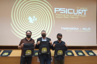 El alcalde de Tarragona, Pau Ricomà entre el director cinematográfico del festival, Josep Varo (izquierda), y el coordinador, Jaume Descarrega (derecha).