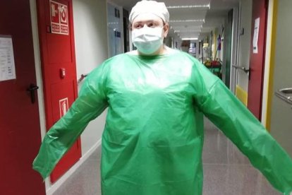 Un professional de la sanitat, amb una protecció que no està a la seva mida.