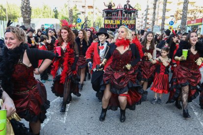 Una de las comparsas al desfile de esta mañana.