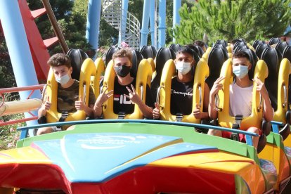 La parte frontal del tren del Dragon Khan, con usuarios con mascarilla, el primer día de apertura|abertura de PortAventura.