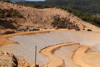 Máquinas trabajando en el primer vaso del vertedero de Riba-Roja este domingo.