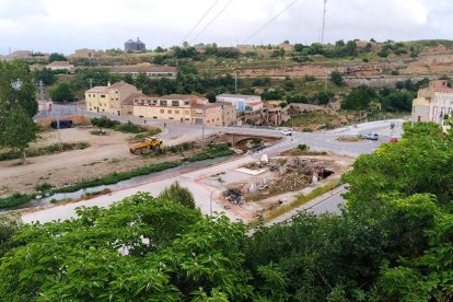 Tasques d'arranjament del pont de la Font Baixa a l'Espluga de Francolí malmès per una riuada a finals d'octubre del 2019.