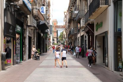 Plano general de la calle Monterols, con poca afluencia de gente, este martes por la mañana.