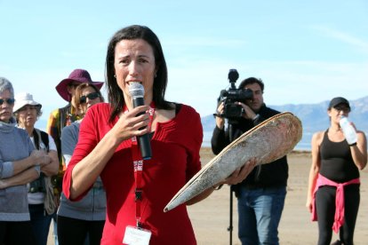 La investigadora del IRTA, Patrícia Prado, enseñando un ejemplar de un nácar.