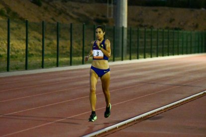 La atleta vallense corriente en la pista de atletismo del Fornàs.