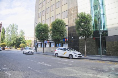 Imagen de archivo de la parada de taxi de la calle Pere Martell, donde ocurrieron los hechos.