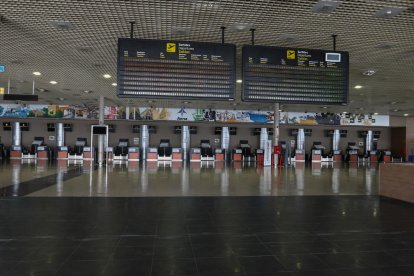 L'interior de l'Aeroport, amb els panells apagats aquests mesos.