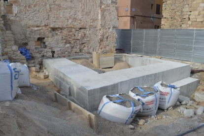 Cementado de la torre que se está construyendo en Montblanc.