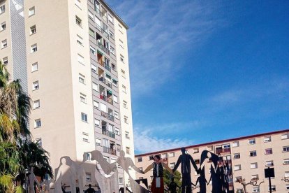 Imatge del monument de la Sardana amb una de les peces pintades, al centre de l'escultura.