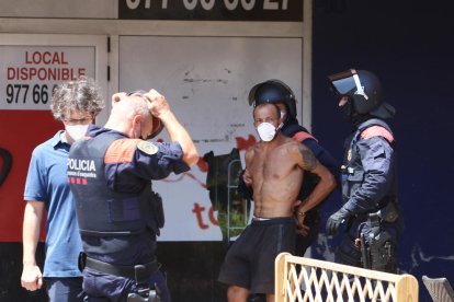 Els Mossos d'Esquadra amb l'home de 39 anys detingut.