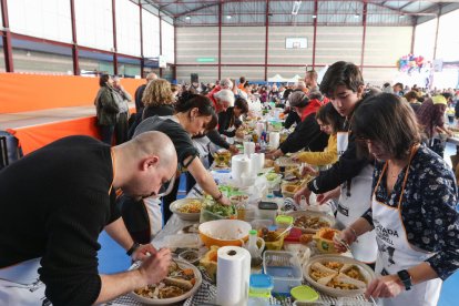 Els participants en la Xatonada del Vendrell, aquest diumenge, a l'escola Àngel Guimerà.