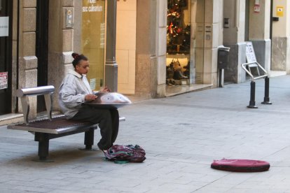 Una imatge d'arxiu d'una persona tocant música amb un instrument al carrer Llovera.