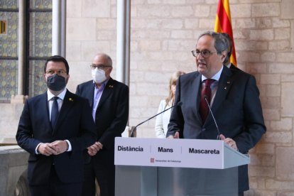 El presidente de la Generalitat inhabilitado, Quim Torra, con el vicepresidente Pere Aragonès en su declaración en la Galería Gótica del Palau.