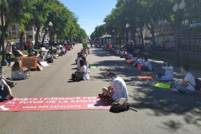 Concentración de los MIR en la Rambla Nova, ayer por la mañana.