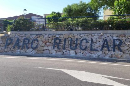 Las letras que ha instalado el consistorio en la entrada en el barrio.