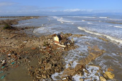 Una construcció derruïda pel temporal a la platja de la bassa de l'Arena, al delta de l'Ebre.