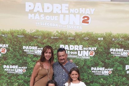 Ingrid con su familia en el preestreno.