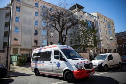 Una ambulància sortint d'una residència a París.