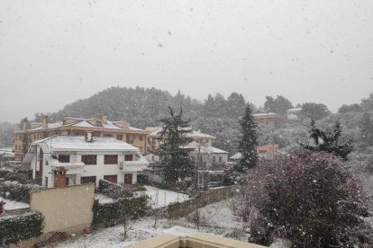 Imatge d'un carrer de Prades nevat.