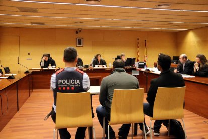 Pla mitjà de l'home acusat d'intentar matar els seus dos companys de pis a Santa Coloma de Farners.